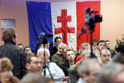 Grupo de asistentes al "Congreso sobre la islamización de Europa", organizado por el Bloc Identitaire, en París, el 18 de diciembre de 2010.