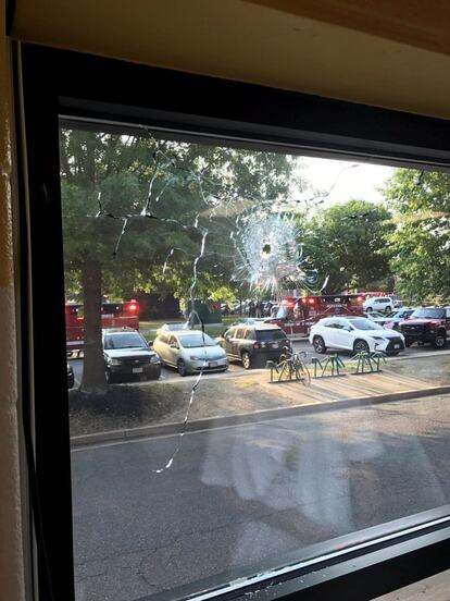 Un agujero de bala en una ventana después del tiroteo en Alexandria, Virginia.