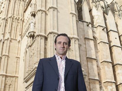 José Ramón Bauzá, ante la catedral de Palma de Mallorca.