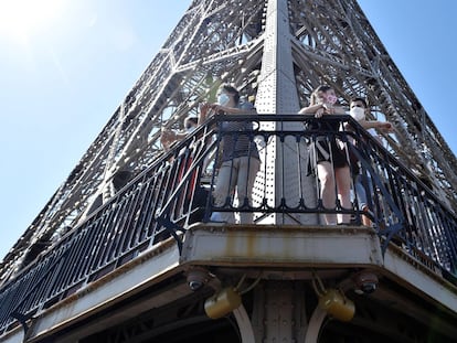 Los turistas regresan a la Torre Eiffel tras la pandemia de coronavirus