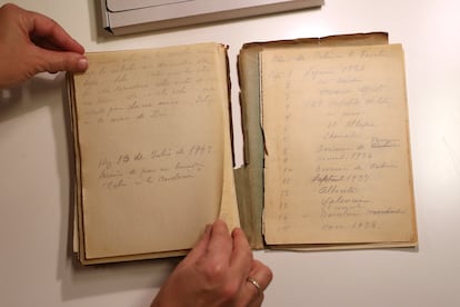 Una investigadora de la Biblioteca Regional de Madrid muestra el manuscrito de la novela 'Celia en la Revolucion', de Elena Fortun, que ha sido enviado de forma anonima al centro.