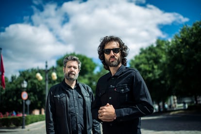 Juanma Latorre (izquierda) y Guille Galván, guitarristas y compositores de Vetusta Morla, en Madrid el pasado 16 de mayo.
