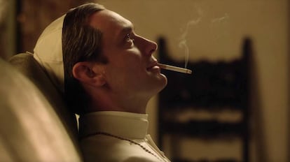 El actor Jude Law caracterizado como Pío XIII en "El joven Papa".