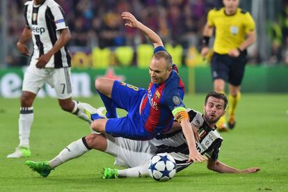 El centrocampista del Barcelona, Andrés Iniesta, compite con el centrocampista del Juventus, Miralem Pjanic durante el partido.