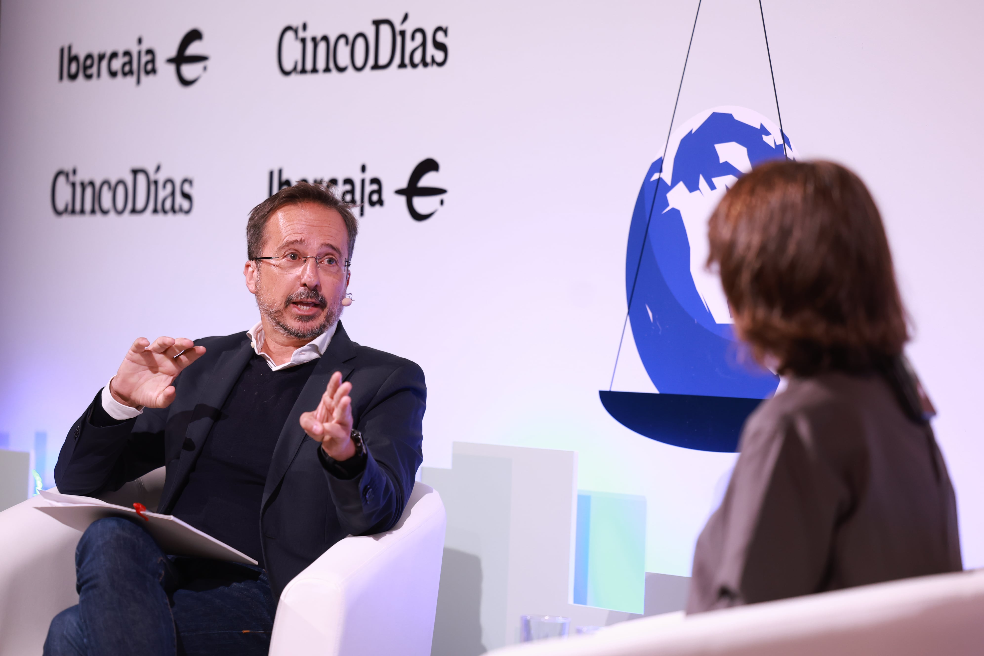 José Ignacio Conde-Ruiz, vicepresidente de Fedea, entrevistado por Lucía Abellán, subdirectora de Cinco Días y redactora jefe de El País, en la XI jornadas de pensiones organizadas por Cinco Días e Ibercaja