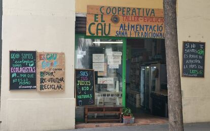 A juice store with a sign on the right that reads: “If you don’t feel good it’s because you measure your self-esteem in likes.”