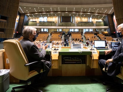 El secretario general de la ONU, António Guterres (a la izquierda) habla con el presidente de la Asamblea General, Volkan Bozkir, en una de las cabinas de la Asamblea en la sede de Nueva York el 21 de septiembre de 2020.