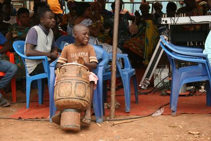 Un niño toca los tambores propios de los brong. Este pueblo tiene un lenguaje propio a través de instrumento, con el que se transmiten mensajes. La ONG Grupo Cultural Brong Gyaman, presidida por Bene Koyakou Igmace, se dedica a enseñar ese particular idioma a los más pequeños, entre otras materias como la lengua abrong.