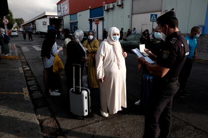 Ciudadanos marroquíes atrapados en Melilla tras el cierre de la frontera en marzo hacen cola el miércoles para regresar a su país.