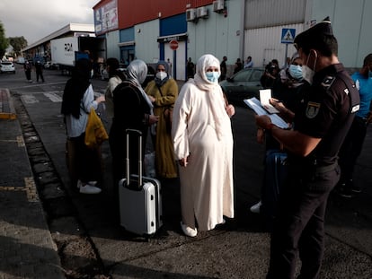 Ciudadanos marroquíes atrapados en Melilla tras el cierre de la frontera en marzo hacen cola el miércoles para regresar a su país.