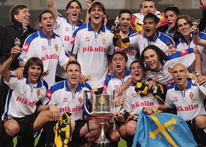 Los jugadores del Zaragoza celebran la consecución del título posando con la Copa.