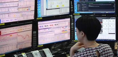 Imagen de una operadora de la Bolsa de Seúl.