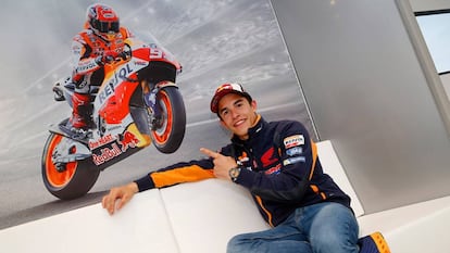 Márquez señala una imagen suya en Honda.