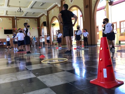 La actividad física es otra de las tareas urgentes para los niños después de un año de parón en sus juegos y deportes usuales, lamenta el profesor Francisco Vargas de la escuela Ascensión Esquivel, de Alajuela.