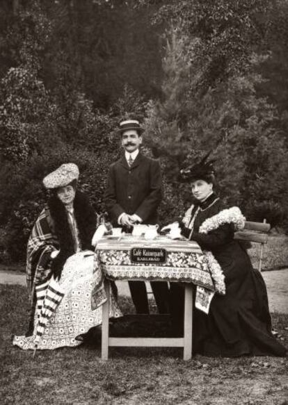 Raymond Roussel, entre su madre y una amiga, en un café checo hacia 1900.
