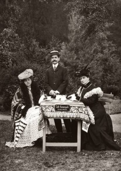 Raymond Roussel, entre su madre y una amiga, en un caf&eacute; checo hacia 1900.