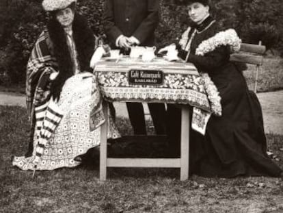 Raymond Roussel, entre su madre y una amiga, en un caf&eacute; checo hacia 1900.