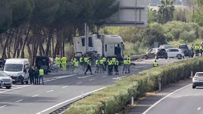 Camión y vehículos afectados en el accidente en la AP-4 donde fallecieron seis personas este miércoles.