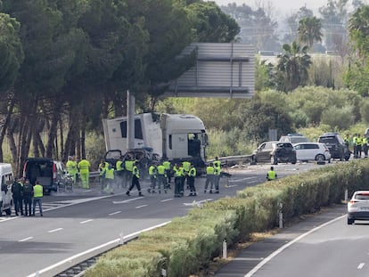 Camión y vehículos afectados en el accidente en la AP-4 donde fallecieron seis personas este miércoles.