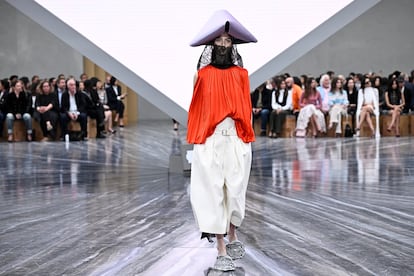 Uno de los pases de la primera colección femenina de Jonathan Anderson para Dior.