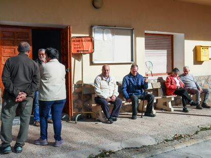 El candidato a alcalde por Unidas Podemos, José Luis de Andrés Martínez (d), acude a votar este domingo en Ocentejo, Guadalajara, durante la repetición electoral del 26 de noviembre.