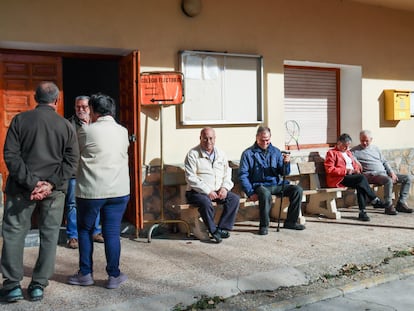 El candidato a alcalde por Unidas Podemos, José Luis de Andrés Martínez (d), acude a votar este domingo en Ocentejo, Guadalajara, durante la repetición electoral del 26 de noviembre.