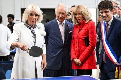 Los reyes Carlos III y Camila, acompañados de la primera dama francesa, Brigitte Macron, y del alcalde de Saint-Denis, Mathieu Hanotin, el 21 de septiembre en uno de los actos de los monarcas británicos durante su visita oficial en París.