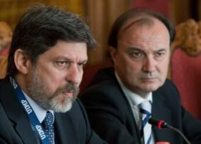 El secretario de Estado español para la Cooperación Internacional y para Iberoamérica, Jesús Gracia (d), en la Universidad Internacional Menéndez Pelayo de Santander (UIMP), junto al embajador de Brasil en España Paulo Cesar de Oliveira (i).