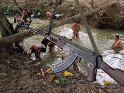 Guerrilleros de las FARC se ba&ntilde;an en un r&iacute;o en San Vicente Cagu&aacute;n (Colombia), en abril de 2000.