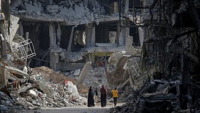 palestinos en una ciudad destruida en el sur de Gaza