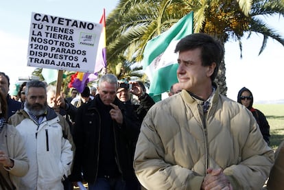 Cayetano Martnez de Irujo, seguido de Juan Manuel Snchez Gordillo y Diego Ca?amero, en Carmona.