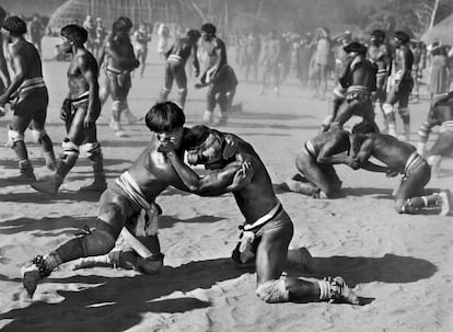 Nuestra petición ha contribuido a que se adquiera conciencia de la crisis, pero los 300.000 indígenas de Brasil siguen en riesgo de genocidio si no se obliga rápidamente a los invasores ilegales a salir de sus tierras. No deberíamos olvidar que estos antiguos pueblos forman parte de la extraordinaria historia de nuestra especie. Su desaparición sería una tragedia para Brasil y una inmensa pérdida para la humanidad. —eps <b>Guerreros</b> Los hombres se enfrentan en el huka-huka en la fiesta de Kuarup.