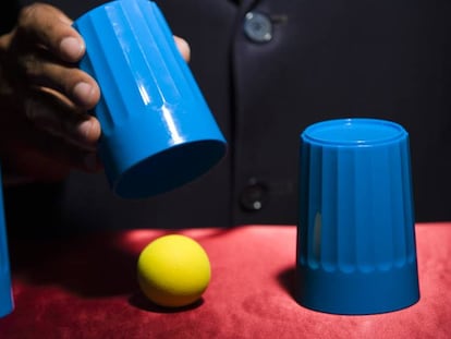 Juego de los cubiletes de los trileros.