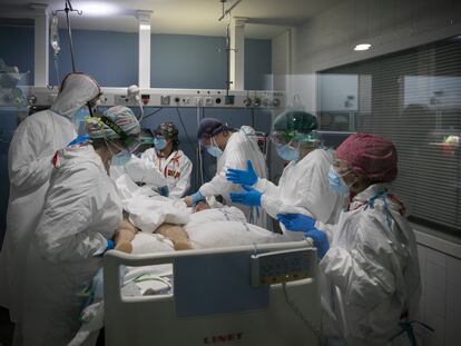 Un grupo de sanitarias en la UCI covid del Hospital del Mar de Barcelona, este viernes.