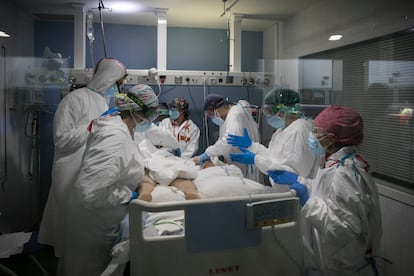 Un grupo de sanitarias en la UCI covid del Hospital del Mar de Barcelona, este viernes.