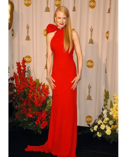 Um dos mais elegantes da lista: o vestido vermelho de Ghesquière para Balenciaga usado por Nicole Kidman em 2007.