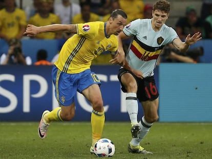 Ibrahimovic conduce el bal&oacute;n ante la oposici&oacute;n de Meunier.