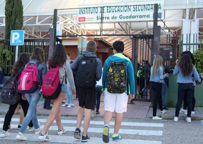 Alumnos a la entrada del Instituto de Educación Secundaria Sierra de Guadarrama, en Soto del Real (Madrid).
