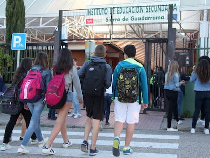 Alumnos a la entrada del Instituto de Educaci&oacute;n Secundaria Sierra de Guadarrama, en Soto del Real (Madrid). 