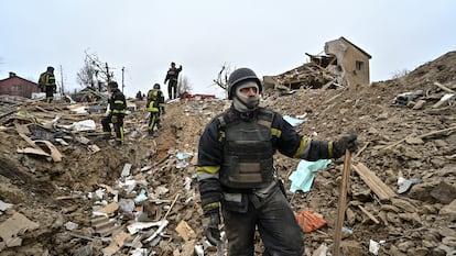 Rescue team works at a site of residential buildings destroyed by a Russian missile strike, amid Russia's attack on Ukraine, in Zaporizhzhia, Ukraine March 22, 2024.