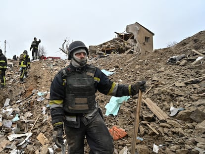 Rescue team works at a site of residential buildings destroyed by a Russian missile strike, amid Russia's attack on Ukraine, in Zaporizhzhia, Ukraine March 22, 2024.
