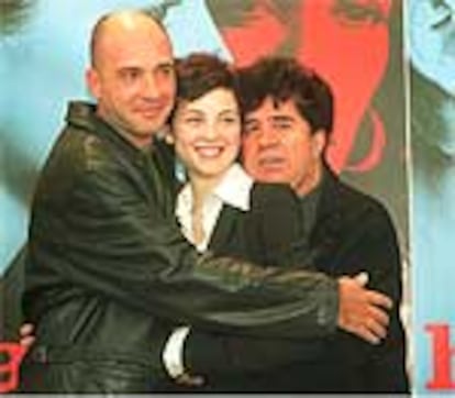 De izquierda a derecha, Darío Grandinetti, Leonor Watling y Pedro Almodóvar, ayer en Barcelona.