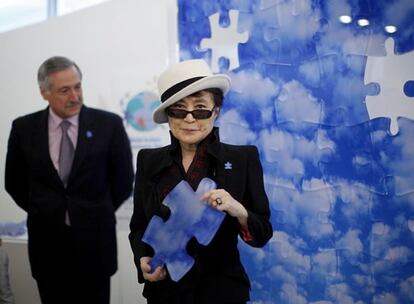 Yoko Ono, la viuda del músico John Lennon, ha presentado un mural de nubes en el cielo que será subastado como un puzzle de 67 piezas para recaudar fondos y celebrar el segundo Día Mundial de la Concienciación sobre el Autismo. La artista japonesa, de 76 años, <i>Promise</i>, un mural de dos metros de alto, con materiales acrílicos, y cuyas 67 piezas serán subastadas cada una a un precio inicial de 1.000 dólares. "Mi obra simboliza que todos tenemos una pieza del puzzle del autismo y debemos trabajar para elevar la conciencia, los fondos para investigación y la lucha por las familias de los que lo viven", ha dicho.