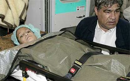 Alí Smain, el niño que perdió los brazos en un bombardeo, a su llegada al hospital en Kuwait.