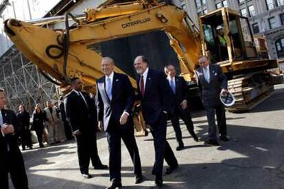 El Gobernador de Nueva York, George Pataki, y el de Nueva Jersey, John Corzine, seguidos por el alcalde de Nueva York, Michael Bloomberg y el arrendatario del World Trade Center, Larry Silverstein, durante la ceremonia del inicio de las obras de la <i>zona cero</i>.