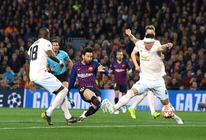 Messi marca el segundo gol de su equipo.