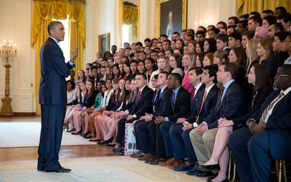 Obama, junto a los becarios de verano en la Casa Blanca, en 2014.