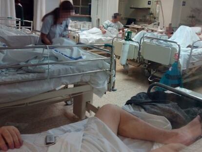 Enfermos fotografiados este lunes por un trabajador en una sala de urgencias de La Paz.