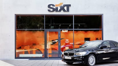 Oficina y coche de Sixt.