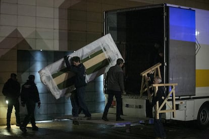 Trabajadores descargan material de un camión en el exterior del Museo de Lleida.